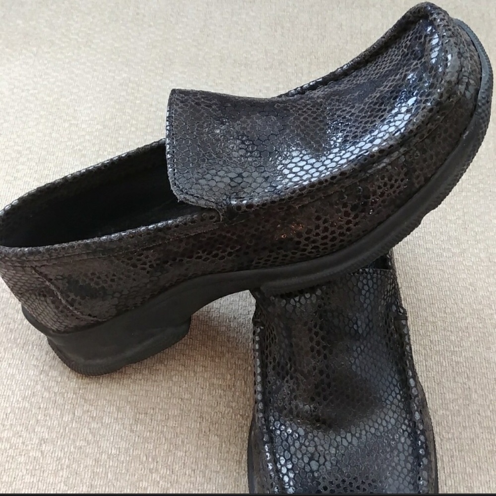 Women’s blk/gry snake leather loafers Sz8